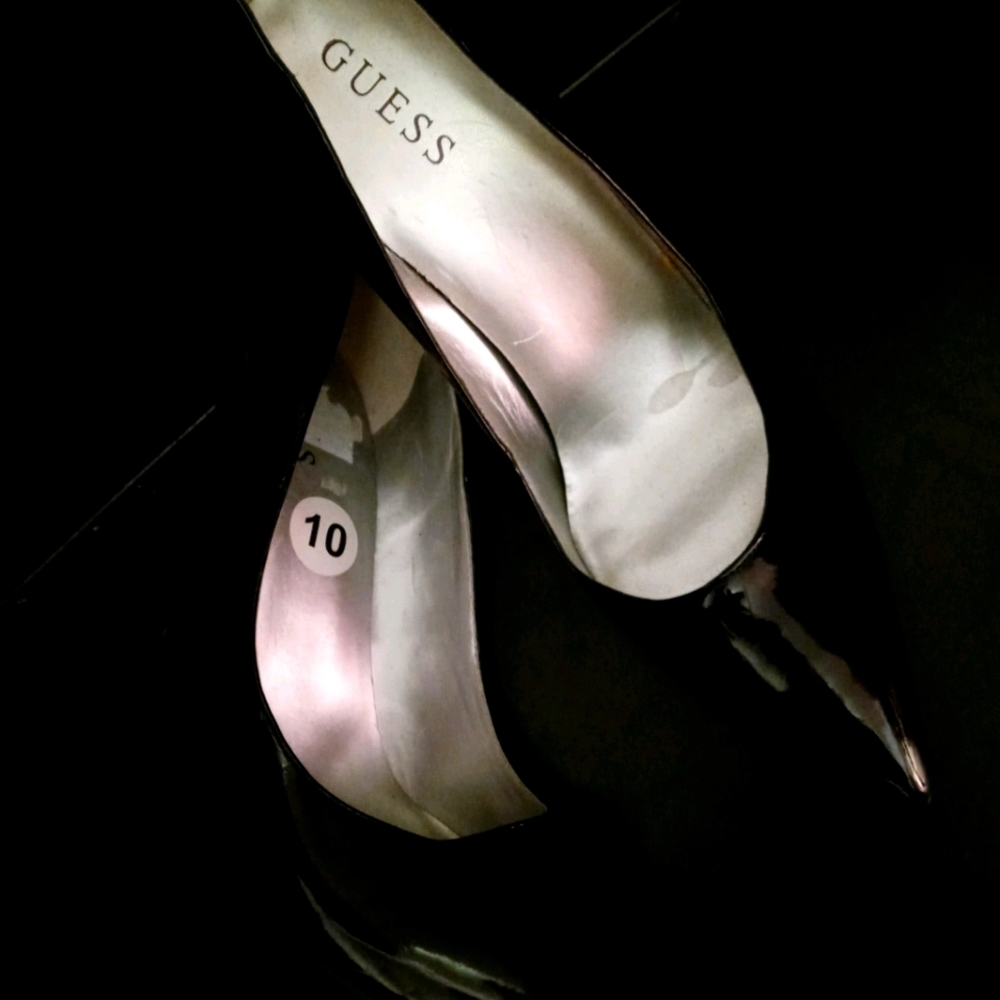Guess women's size 10 black patent leather shilett